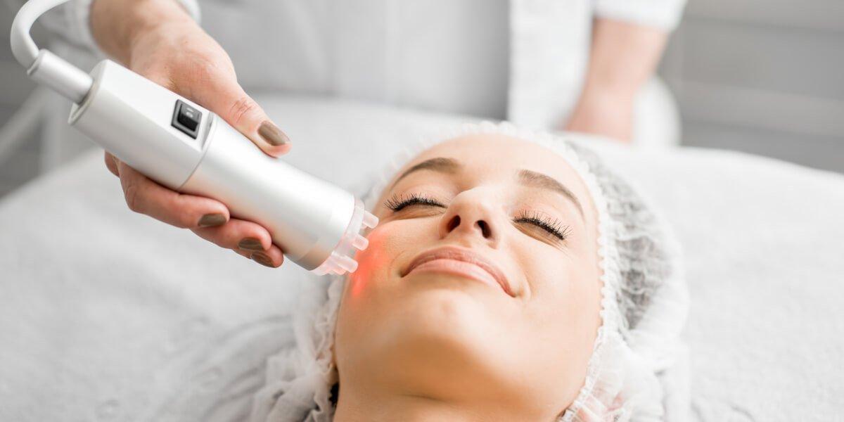 HOW TO USE A RED LIGHT THERAPY AT HOME - A Full Guide In 2021 - LADUORA